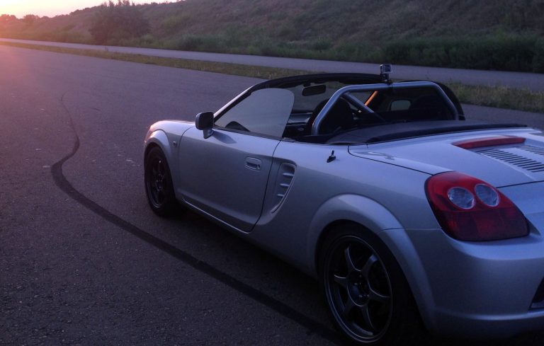 Toyota MR2 Spyder (ZZW30): A Lightweight Mid-Engined Roadster